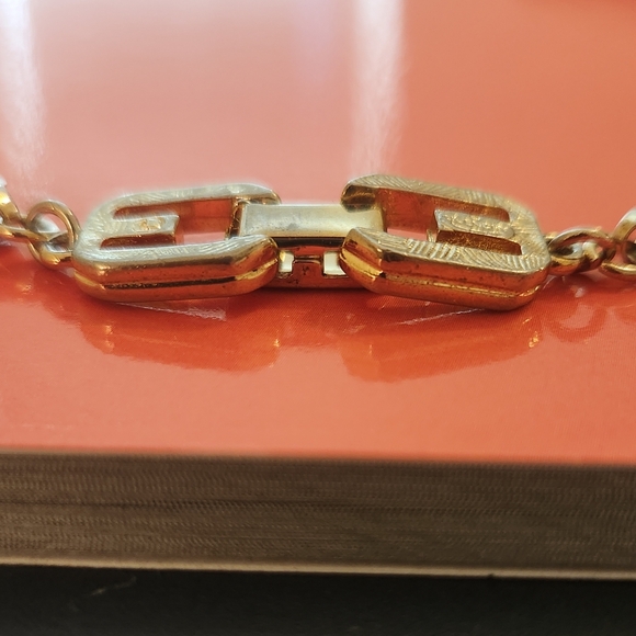 1980s Vintage Givenchy Gold Plated Double G Clasp Herringbone Chain - Picture 11 of 13